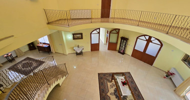 Spacious unfurnished 7 bedroom house with pool in Asgata