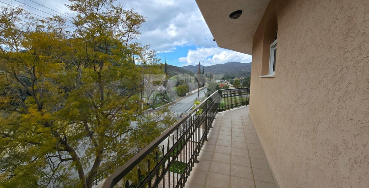 Spacious unfurnished 7 bedroom house with pool in Asgata