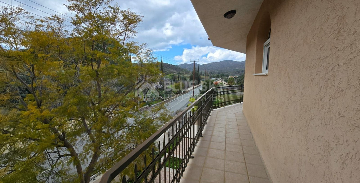 Spacious unfurnished 7 bedroom house with pool in Asgata