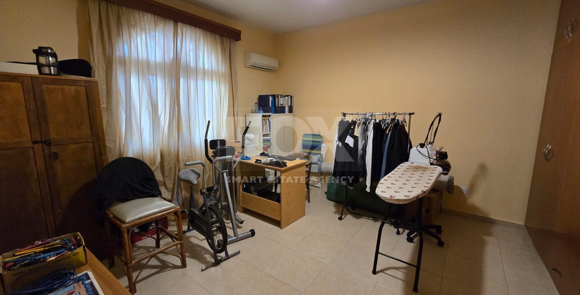 Spacious unfurnished 7 bedroom house with pool in Asgata