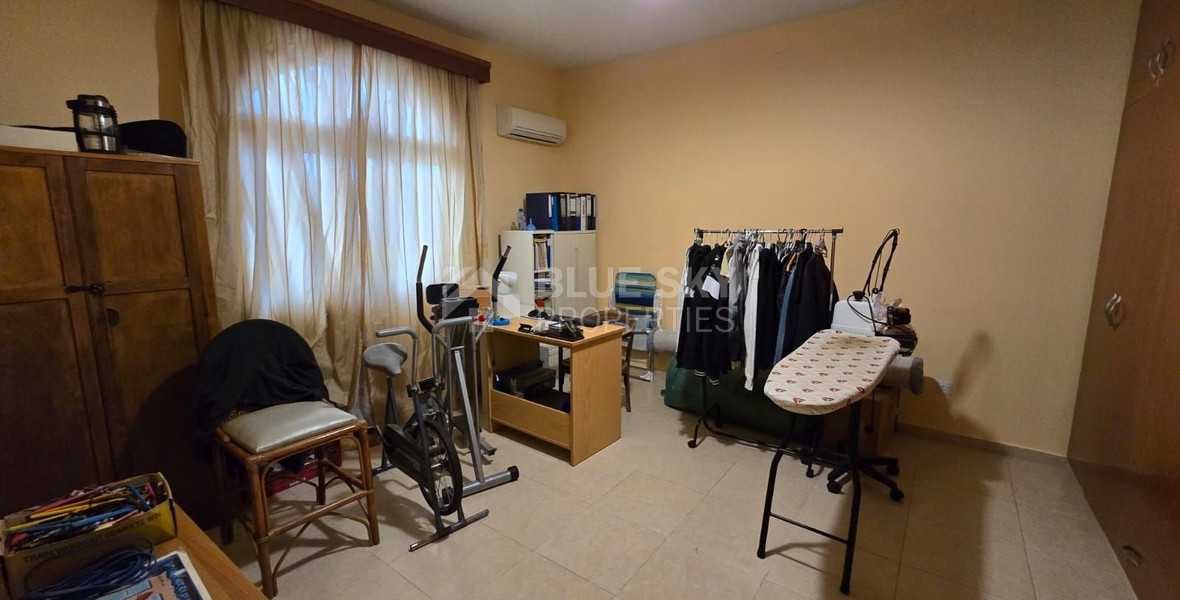 Spacious unfurnished 7 bedroom house with pool in Asgata