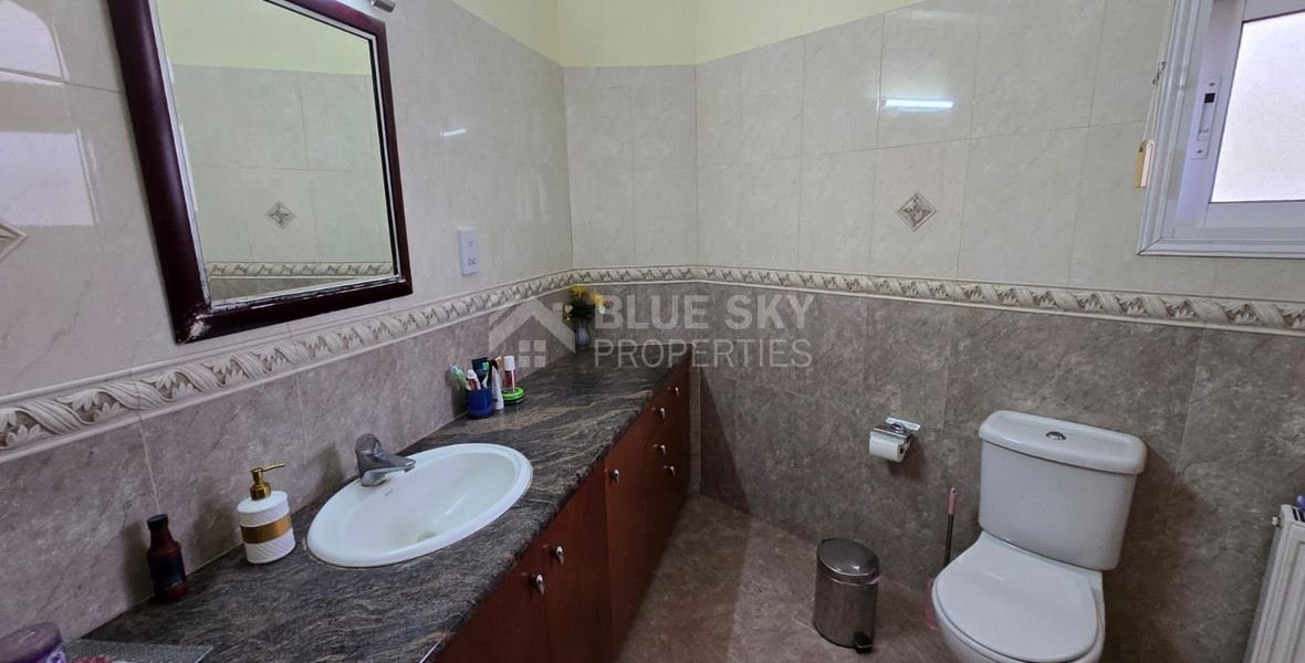 Spacious unfurnished 7 bedroom house with pool in Asgata