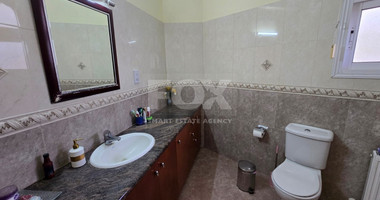 Spacious unfurnished 7 bedroom house with pool in Asgata