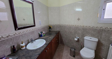 Spacious unfurnished 7 bedroom house with pool in Asgata