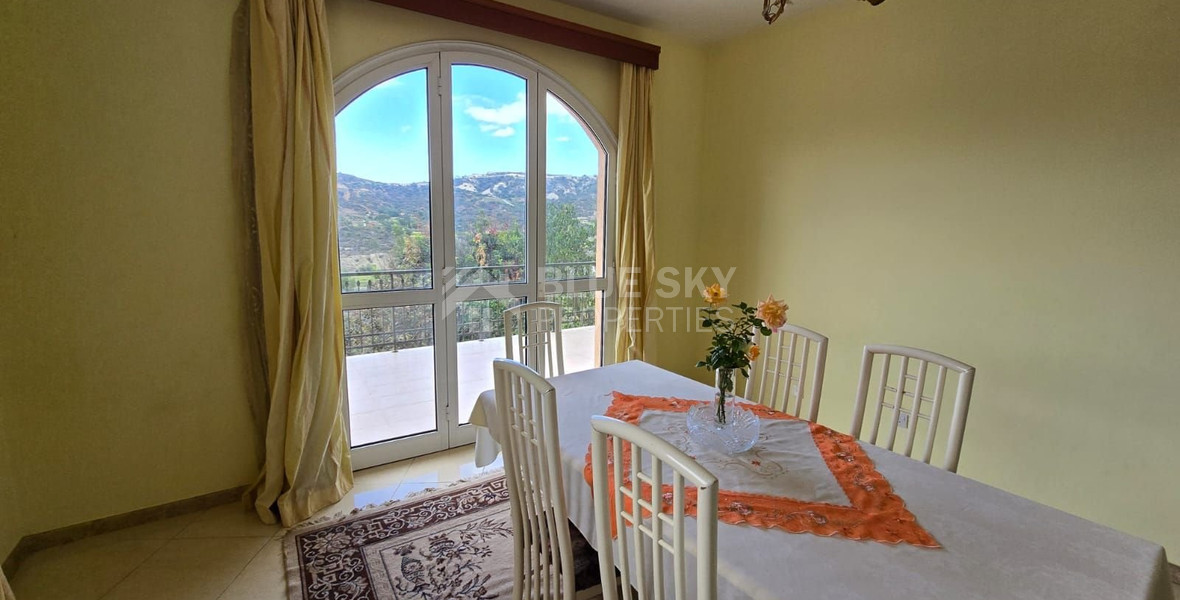 Spacious unfurnished 7 bedroom house with pool in Asgata