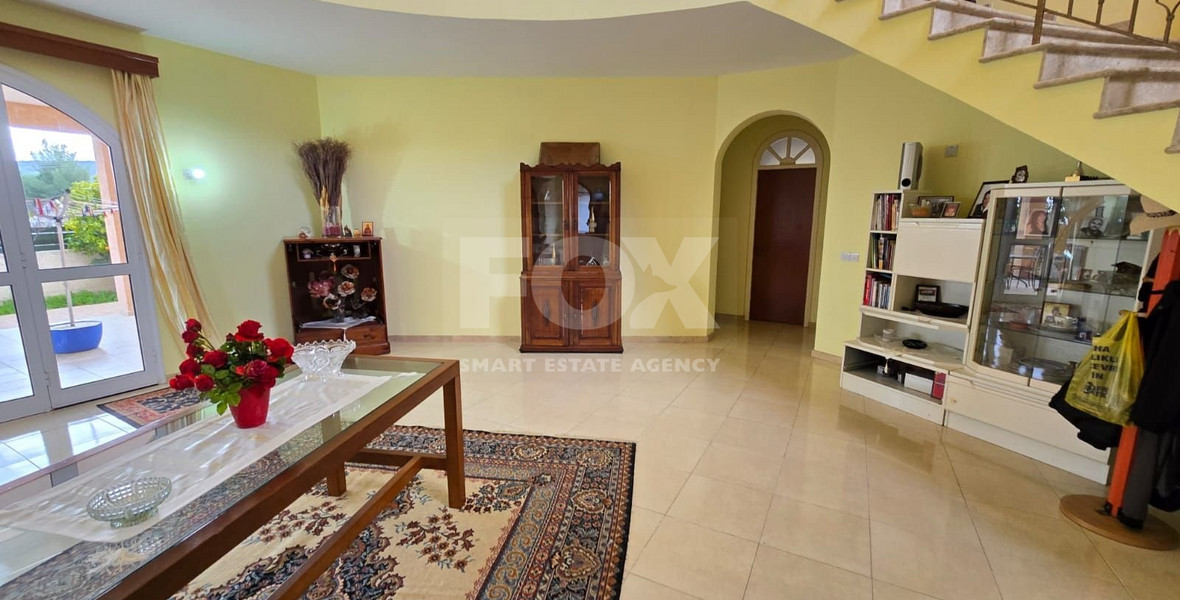 Spacious unfurnished 7 bedroom house with pool in Asgata