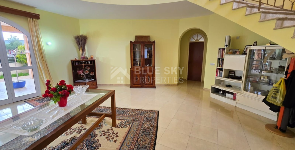 Spacious unfurnished 7 bedroom house with pool in Asgata