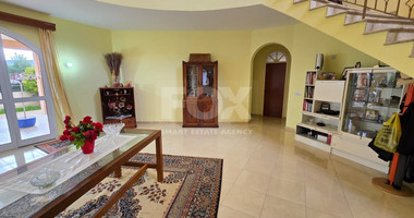 Spacious unfurnished 7 bedroom house with pool in Asgata
