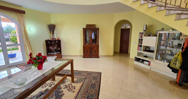 Spacious unfurnished 7 bedroom house with pool in Asgata