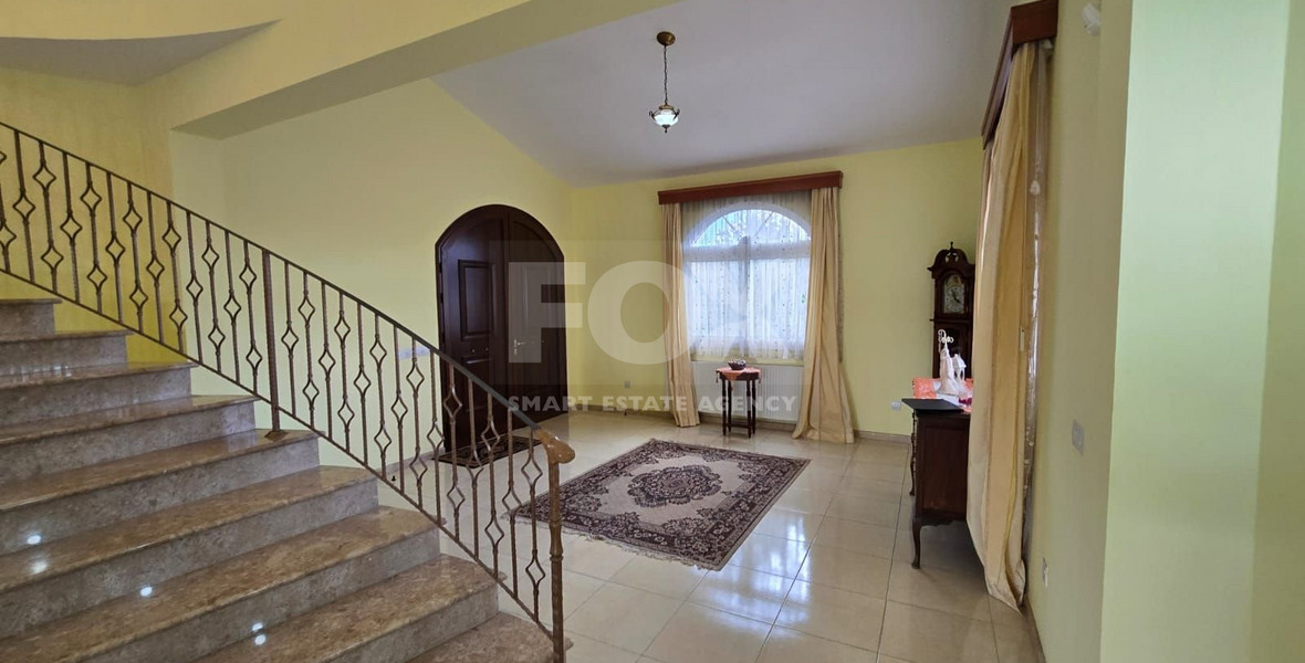 Spacious unfurnished 7 bedroom house with pool in Asgata