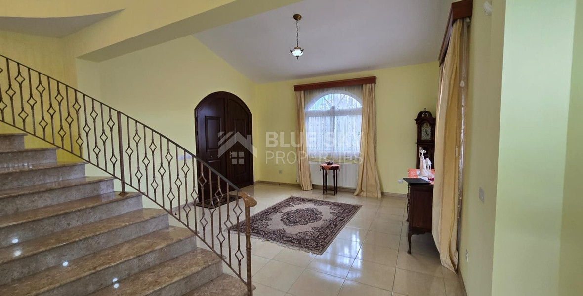 Spacious unfurnished 7 bedroom house with pool in Asgata