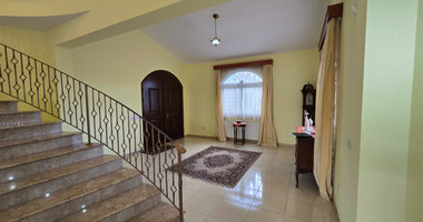 Spacious unfurnished 7 bedroom house with pool in Asgata