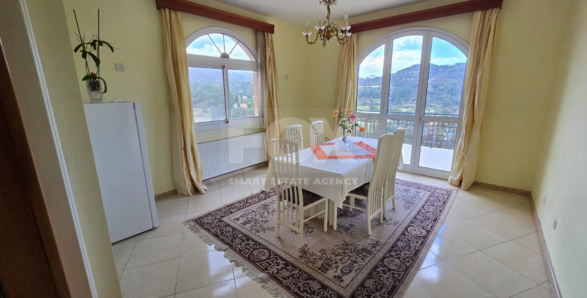 Spacious unfurnished 7 bedroom house with pool in Asgata