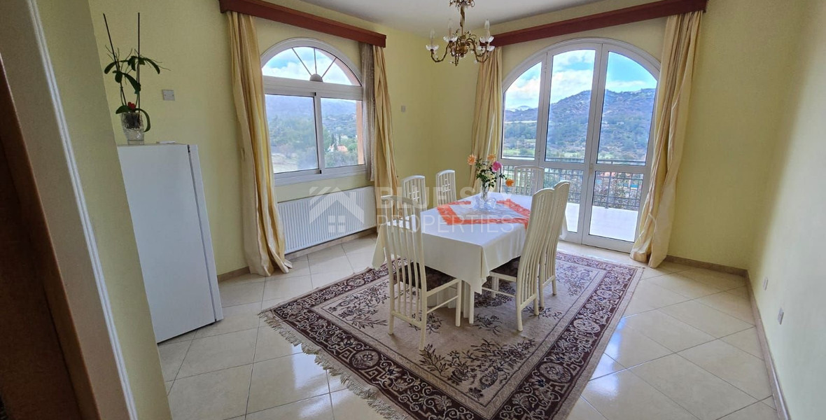 Spacious unfurnished 7 bedroom house with pool in Asgata