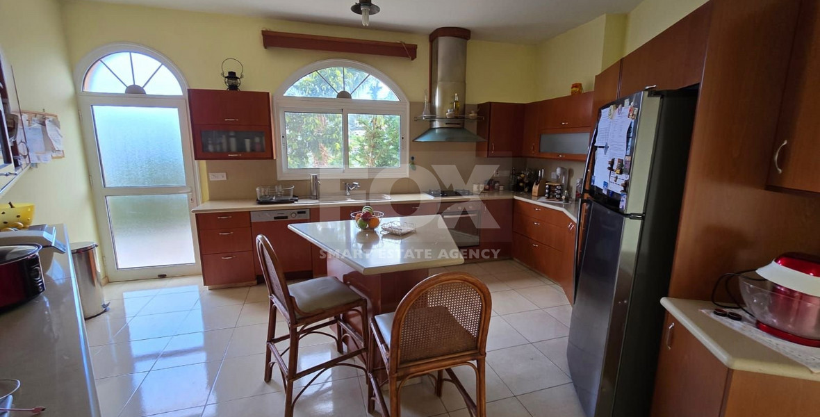 Spacious unfurnished 7 bedroom house with pool in Asgata