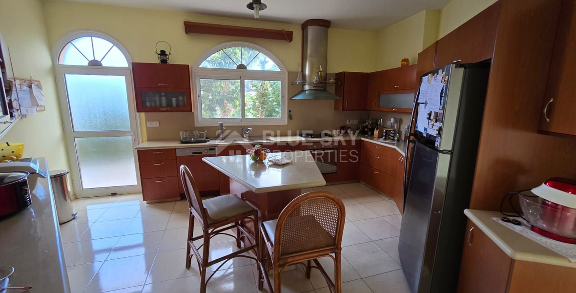 Spacious unfurnished 7 bedroom house with pool in Asgata