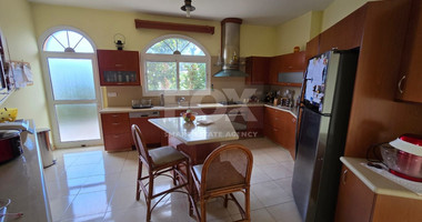 Spacious unfurnished 7 bedroom house with pool in Asgata