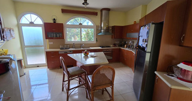 Spacious unfurnished 7 bedroom house with pool in Asgata