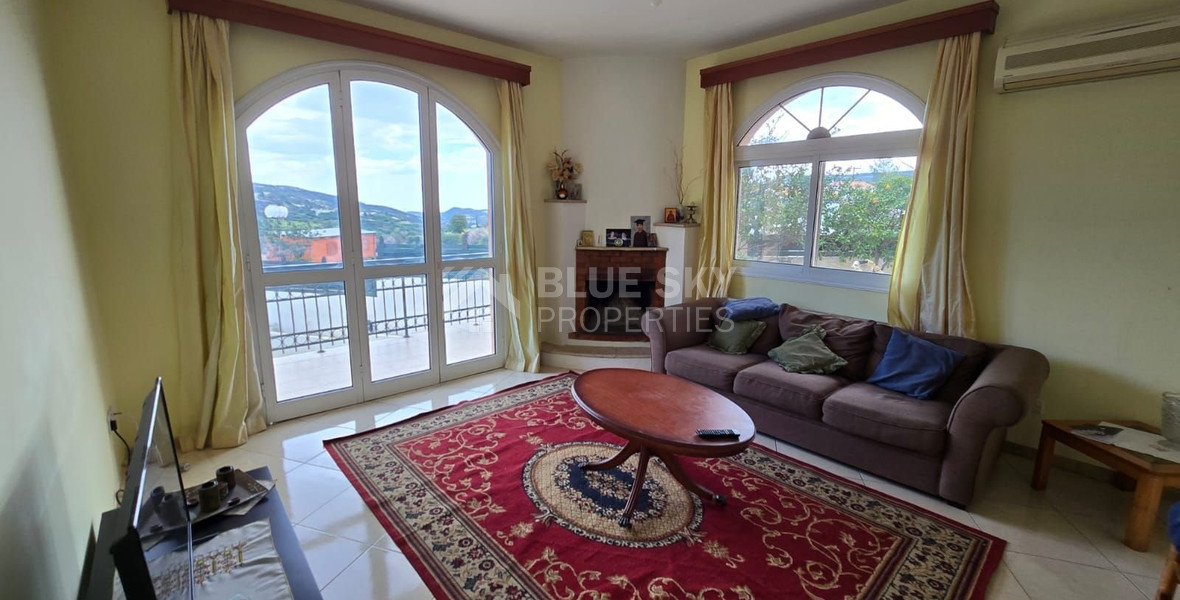 Spacious unfurnished 7 bedroom house with pool in Asgata