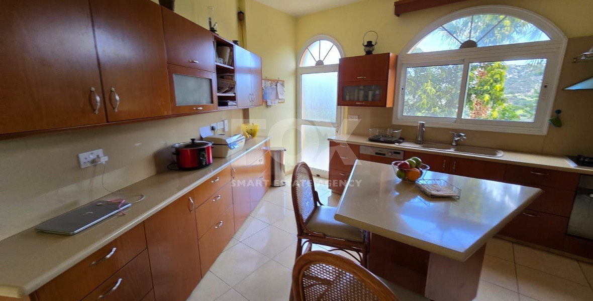 Spacious unfurnished 7 bedroom house with pool in Asgata