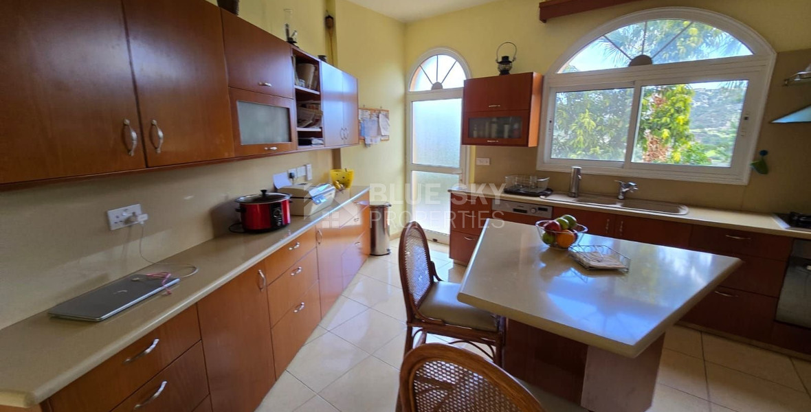 Spacious unfurnished 7 bedroom house with pool in Asgata