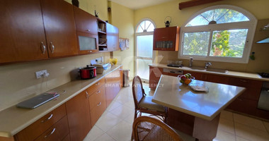 Spacious unfurnished 7 bedroom house with pool in Asgata