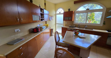 Spacious unfurnished 7 bedroom house with pool in Asgata