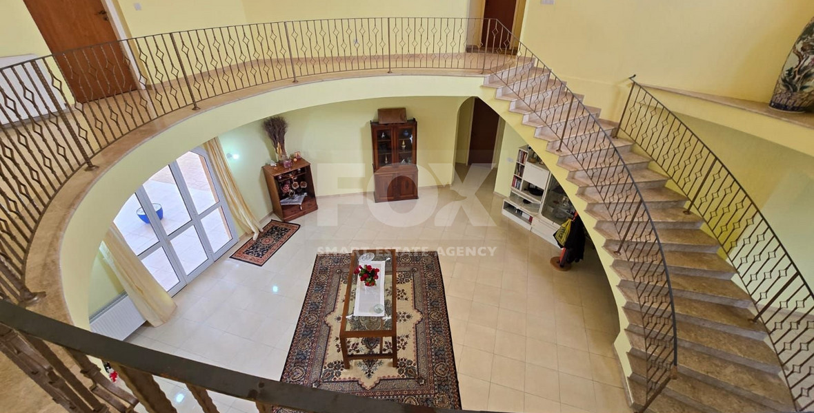Spacious unfurnished 7 bedroom house with pool in Asgata