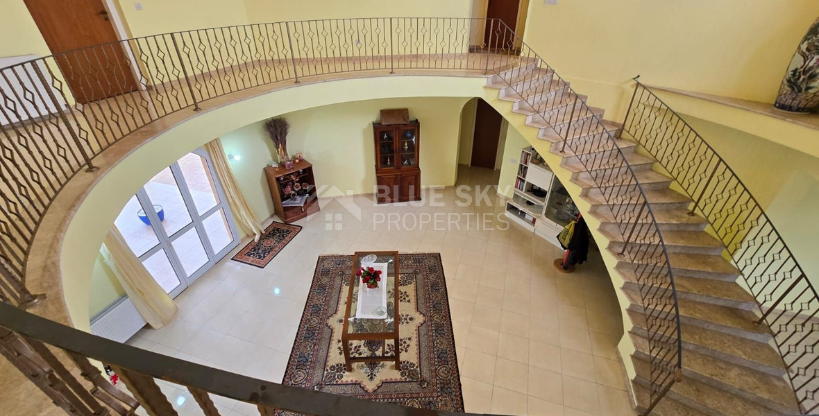 Spacious unfurnished 7 bedroom house with pool in Asgata