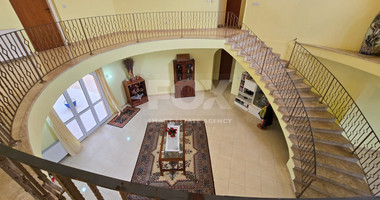 Spacious unfurnished 7 bedroom house with pool in Asgata