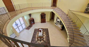 Spacious unfurnished 7 bedroom house with pool in Asgata