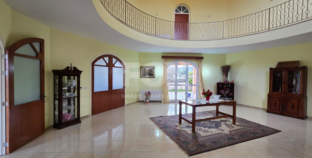 Spacious unfurnished 7 bedroom house with pool in Asgata