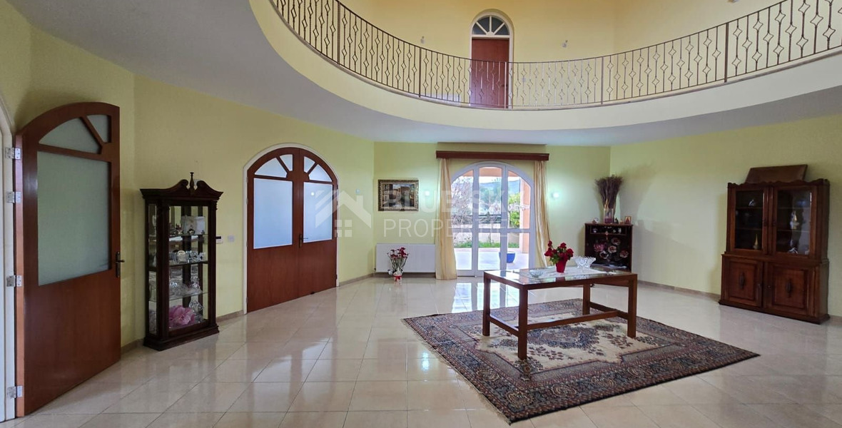 Spacious unfurnished 7 bedroom house with pool in Asgata