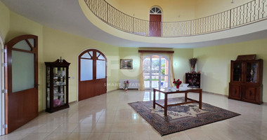 Spacious unfurnished 7 bedroom house with pool in Asgata