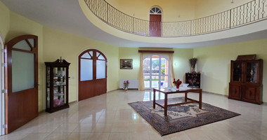 Spacious unfurnished 7 bedroom house with pool in Asgata