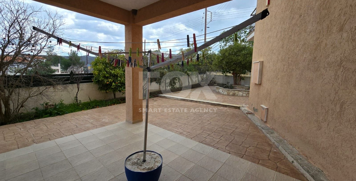 Spacious unfurnished 7 bedroom house with pool in Asgata