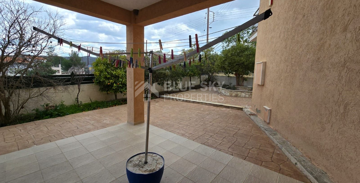 Spacious unfurnished 7 bedroom house with pool in Asgata