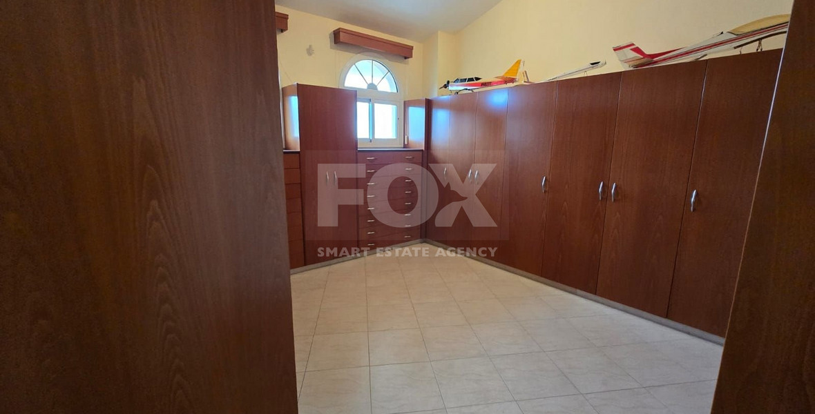 Spacious unfurnished 7 bedroom house with pool in Asgata