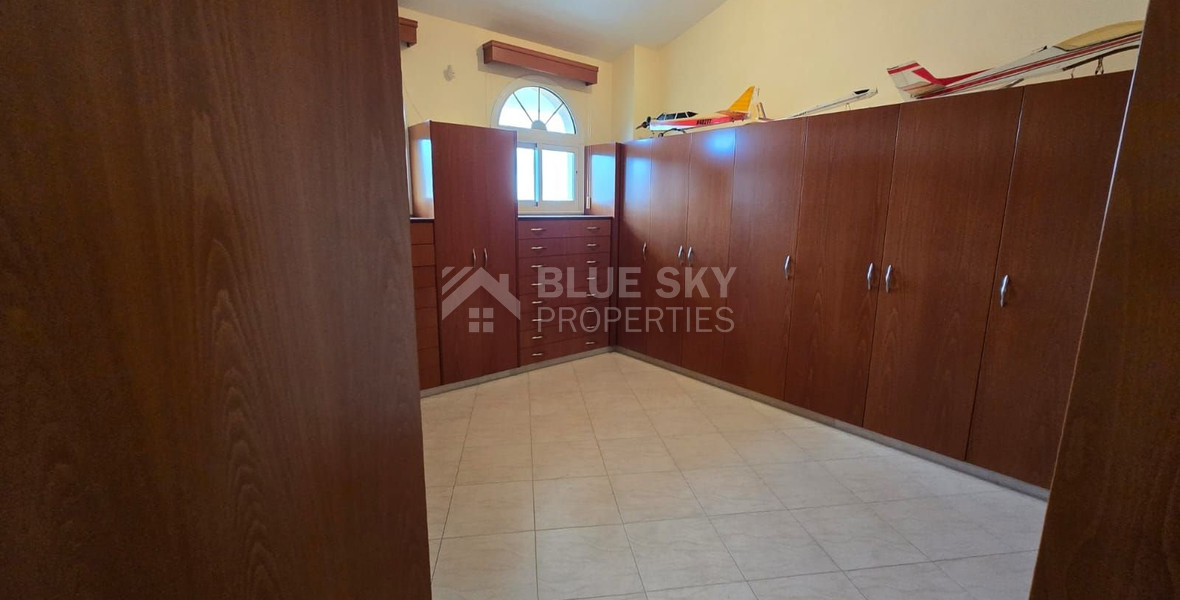 Spacious unfurnished 7 bedroom house with pool in Asgata