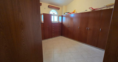 Spacious unfurnished 7 bedroom house with pool in Asgata