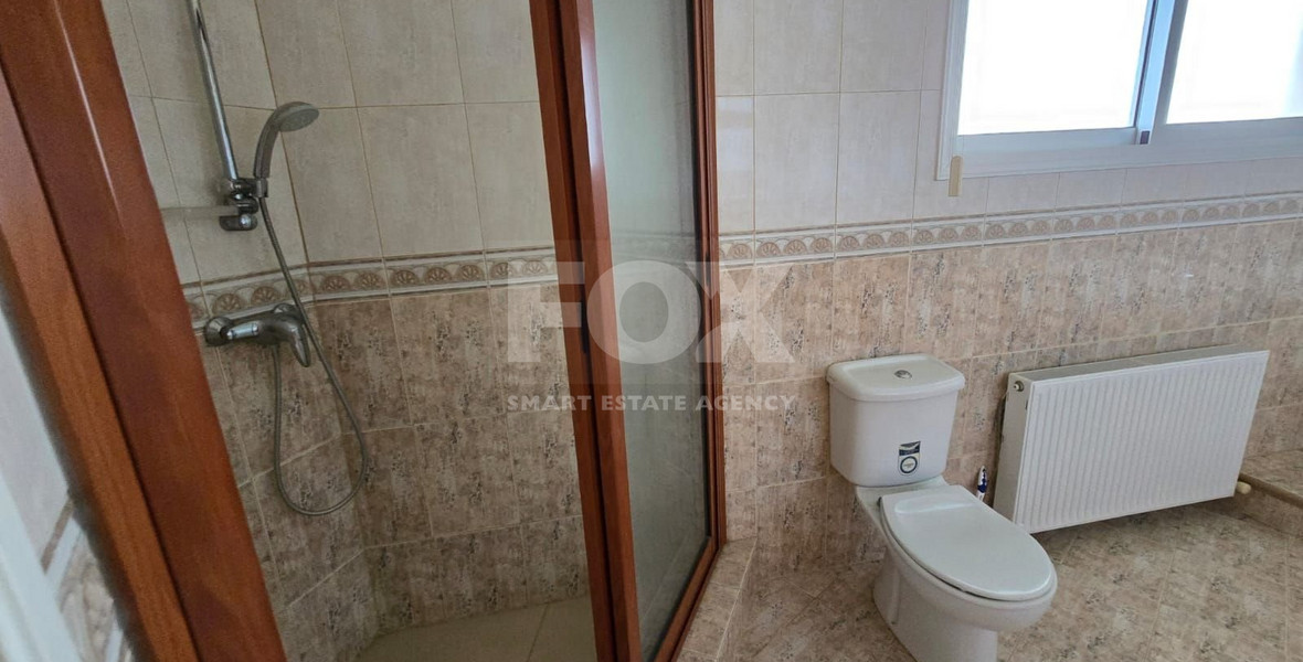 Spacious unfurnished 7 bedroom house with pool in Asgata