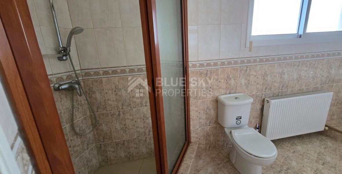 Spacious unfurnished 7 bedroom house with pool in Asgata