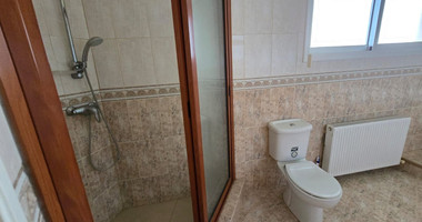 Spacious unfurnished 7 bedroom house with pool in Asgata