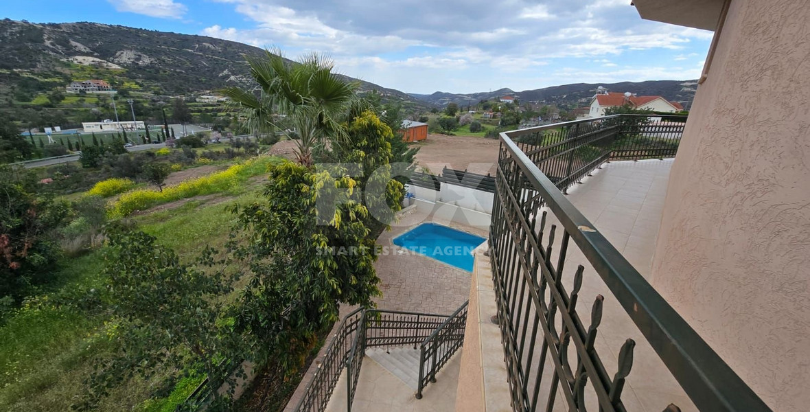Spacious unfurnished 7 bedroom house with pool in Asgata