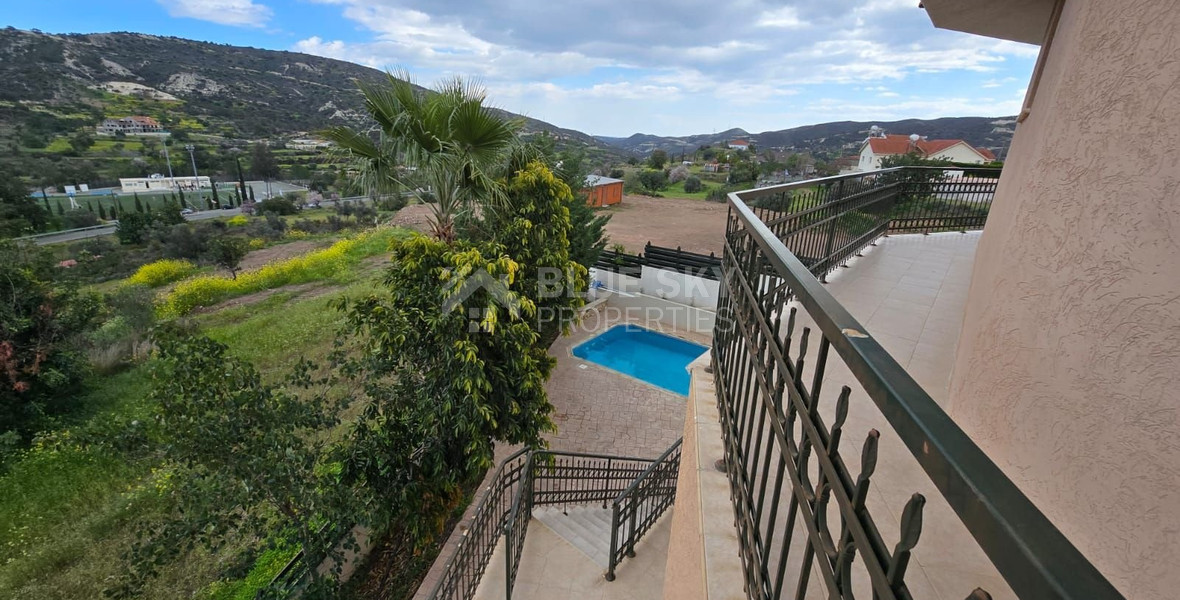 Spacious unfurnished 7 bedroom house with pool in Asgata