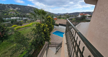 Spacious unfurnished 7 bedroom house with pool in Asgata