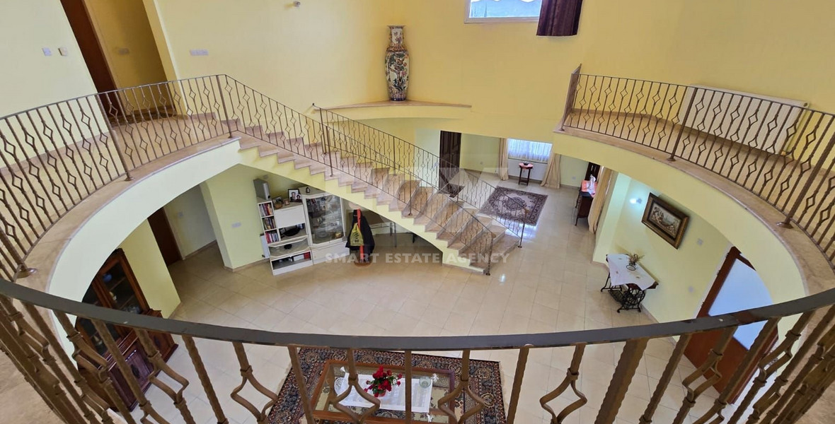 Spacious unfurnished 7 bedroom house with pool in Asgata