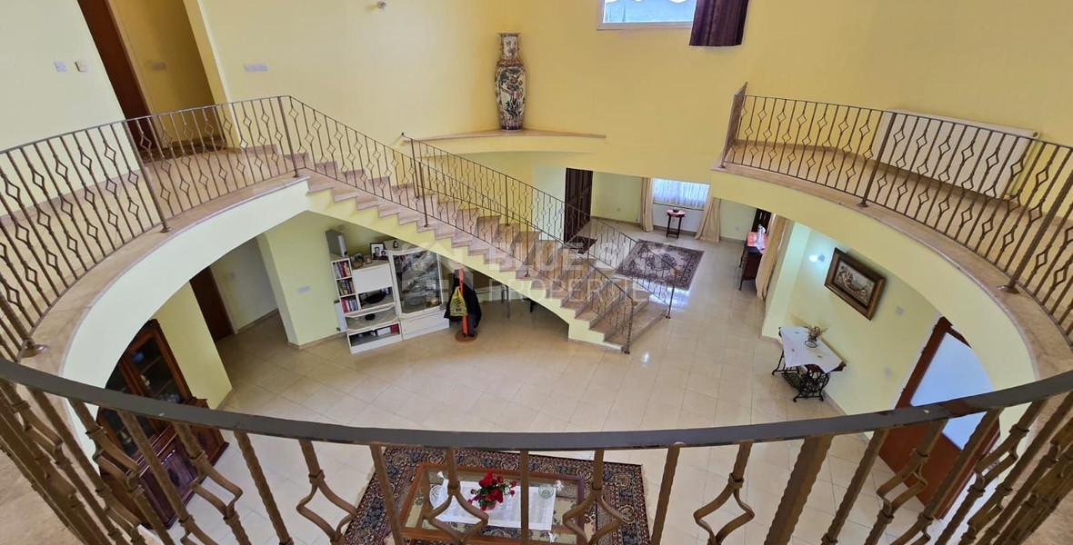 Spacious unfurnished 7 bedroom house with pool in Asgata