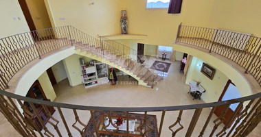 Spacious unfurnished 7 bedroom house with pool in Asgata