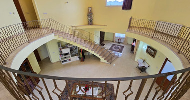 Spacious unfurnished 7 bedroom house with pool in Asgata